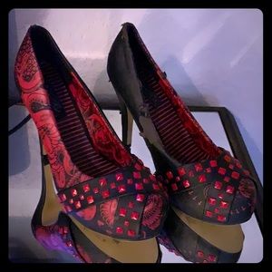 Totally worn looking red shoe (zombie look) size 9